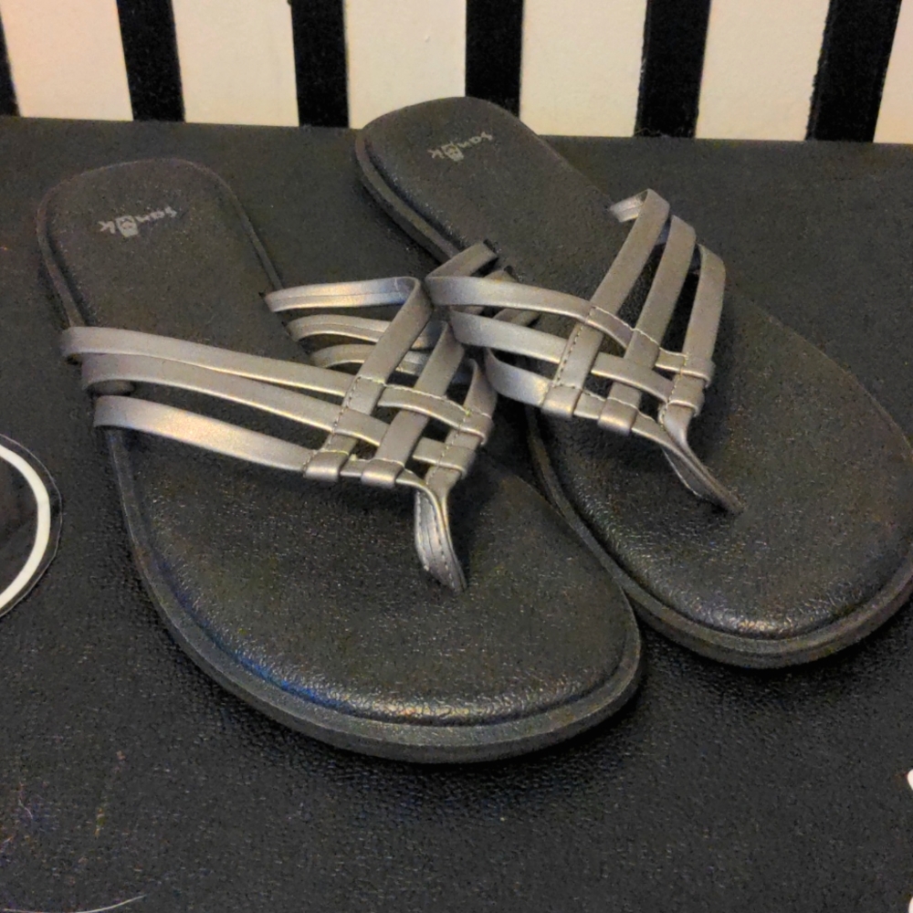 Sanuk Flip flops